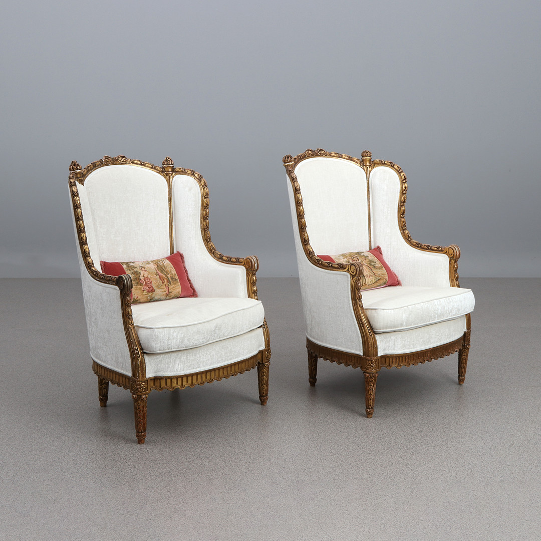 BERGERER, ETT PAR. Skuren, skulpterad och bronserad dekor. Louis XVI-stil, tidigt 1900-tal.