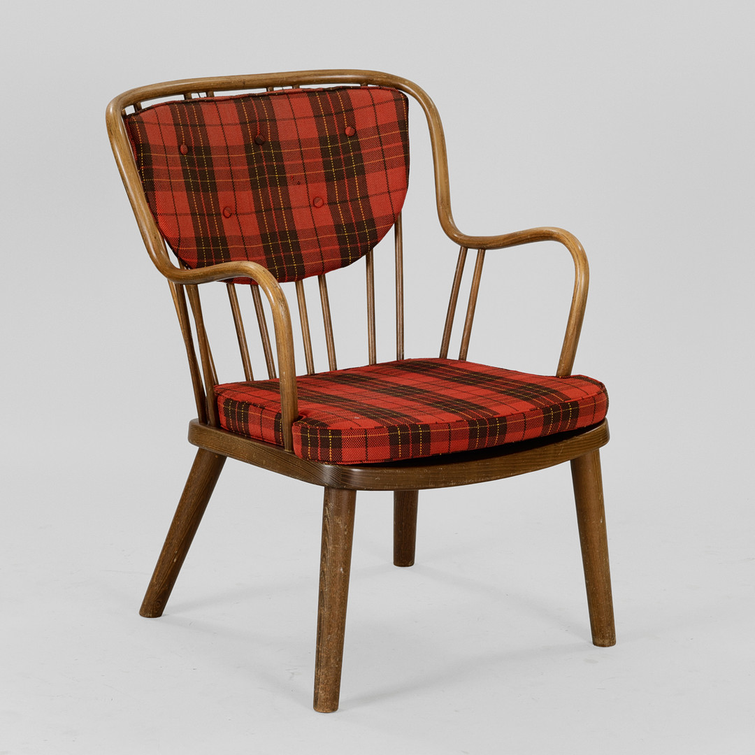 AAGE HERMAN OLSEN. Lænestol med stel af bejdset ask, hynder betrukket med ternet møbelstof, model nr. 1774, Fritz Hansen, Danmark, formgivet 1945.