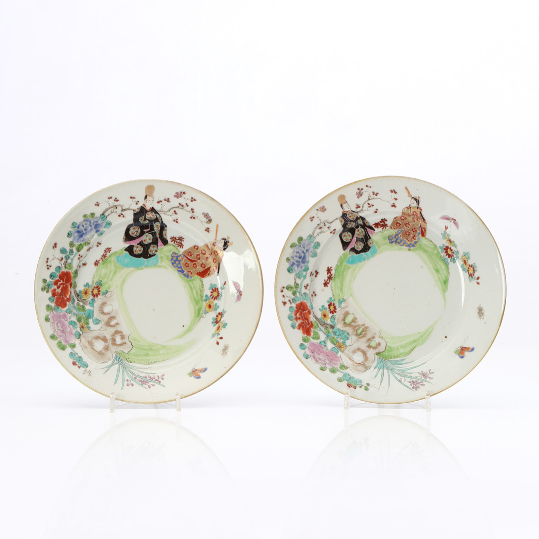 TALLRIKAR, ETT PAR. Porslin med polykrom dekor av figurer i landskap. Kina, 1800-tal.