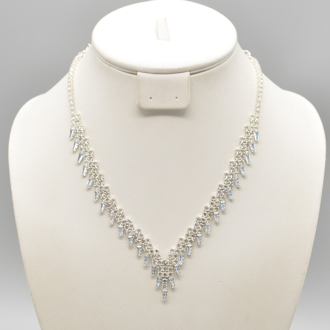 MODESCHMUCK, STRASSSTEINCOLLIER, V-FÖRMIGER AUFBAU, SPÄTES 20. JAHRHUNDERT.