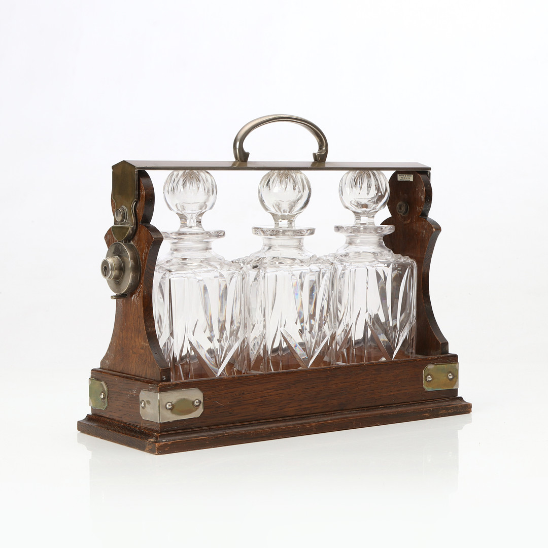 MAPPIN & WEBB, TANTALUS. Ek och förkromad metall med tre karaffer i glas. 1900-tal. England.