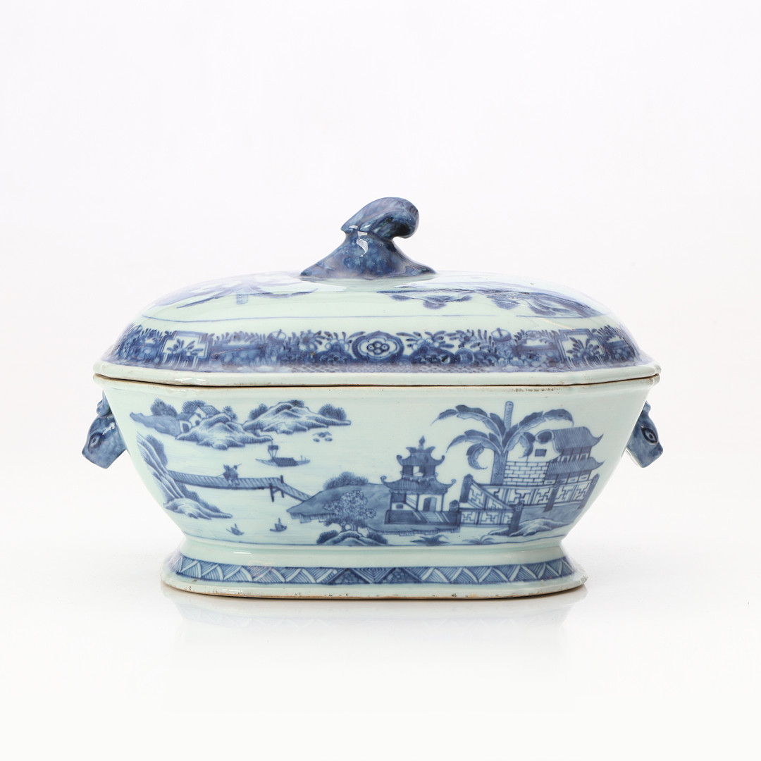 TERRIN MED LOCK. Porslin med blåvit dekor. Kina, 17/1800-tal.