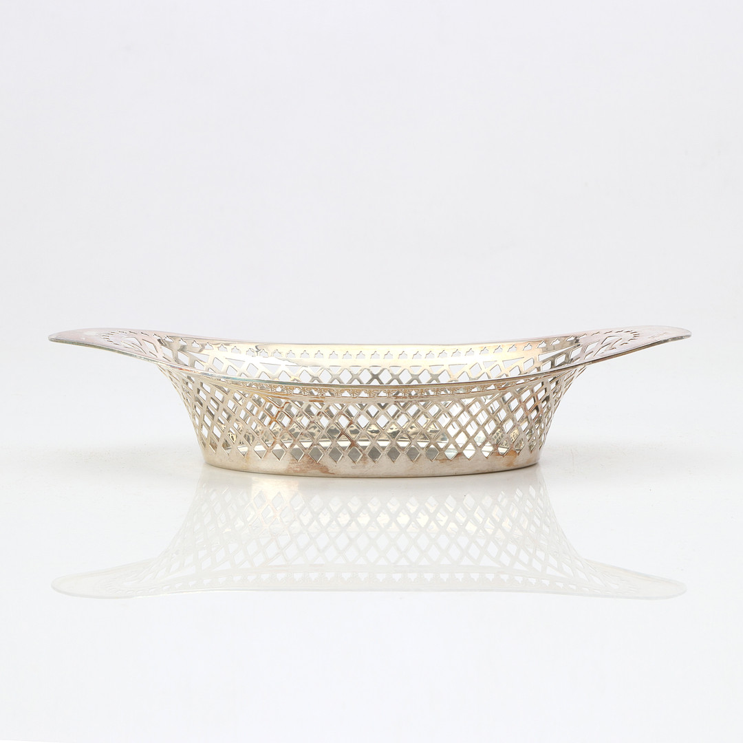BRÖDKORG. Sterlingsilver. Atkins Brothers, Sheffield, 1901. Vikt ca 205 gram.