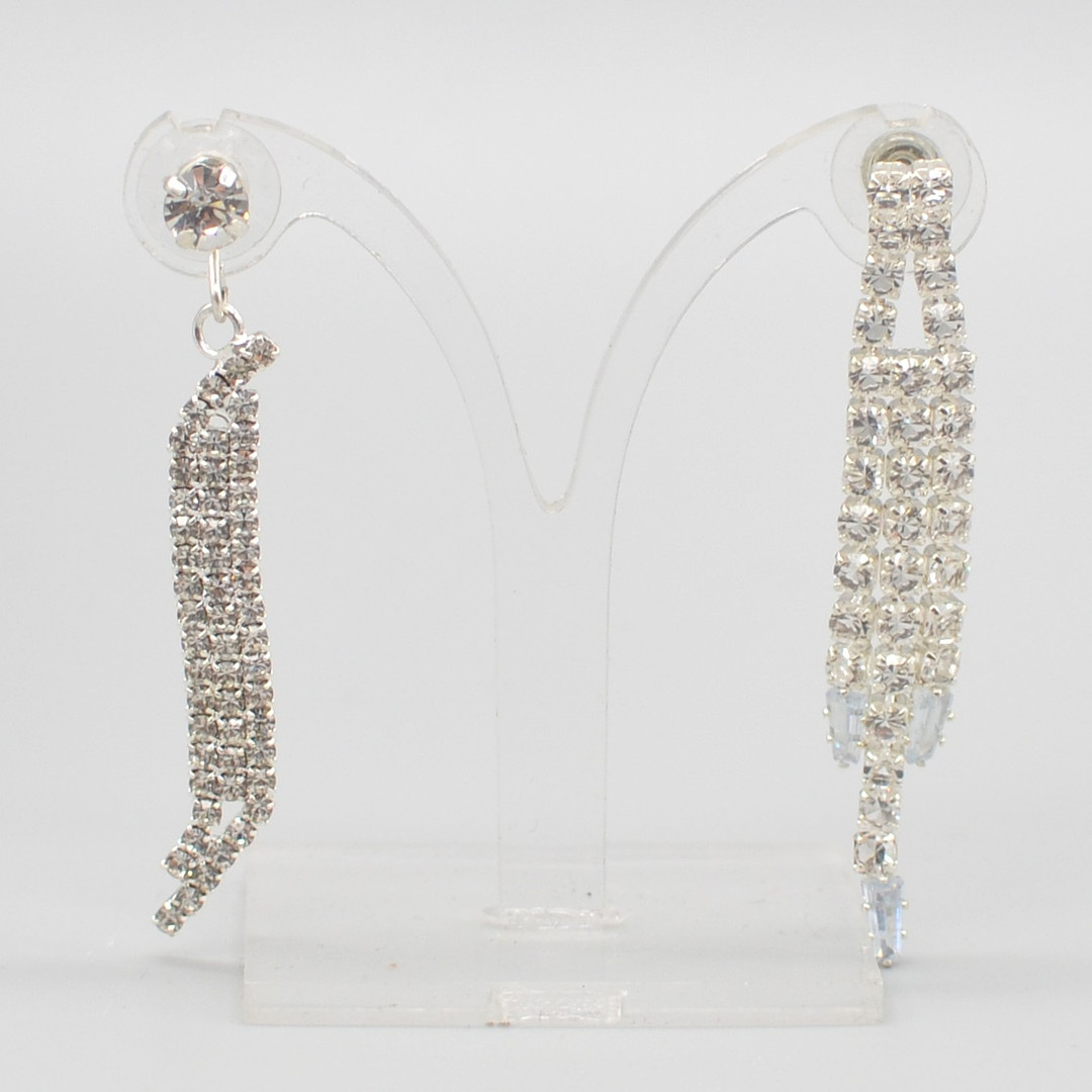 ZWEI UNTERSCHIEDLICHE HÄNGEOHRRINGE, MODESCHMUCK, STRASSSTEIN, RHODINIERT, SPÄTES 20. JAHRHUNDERT.