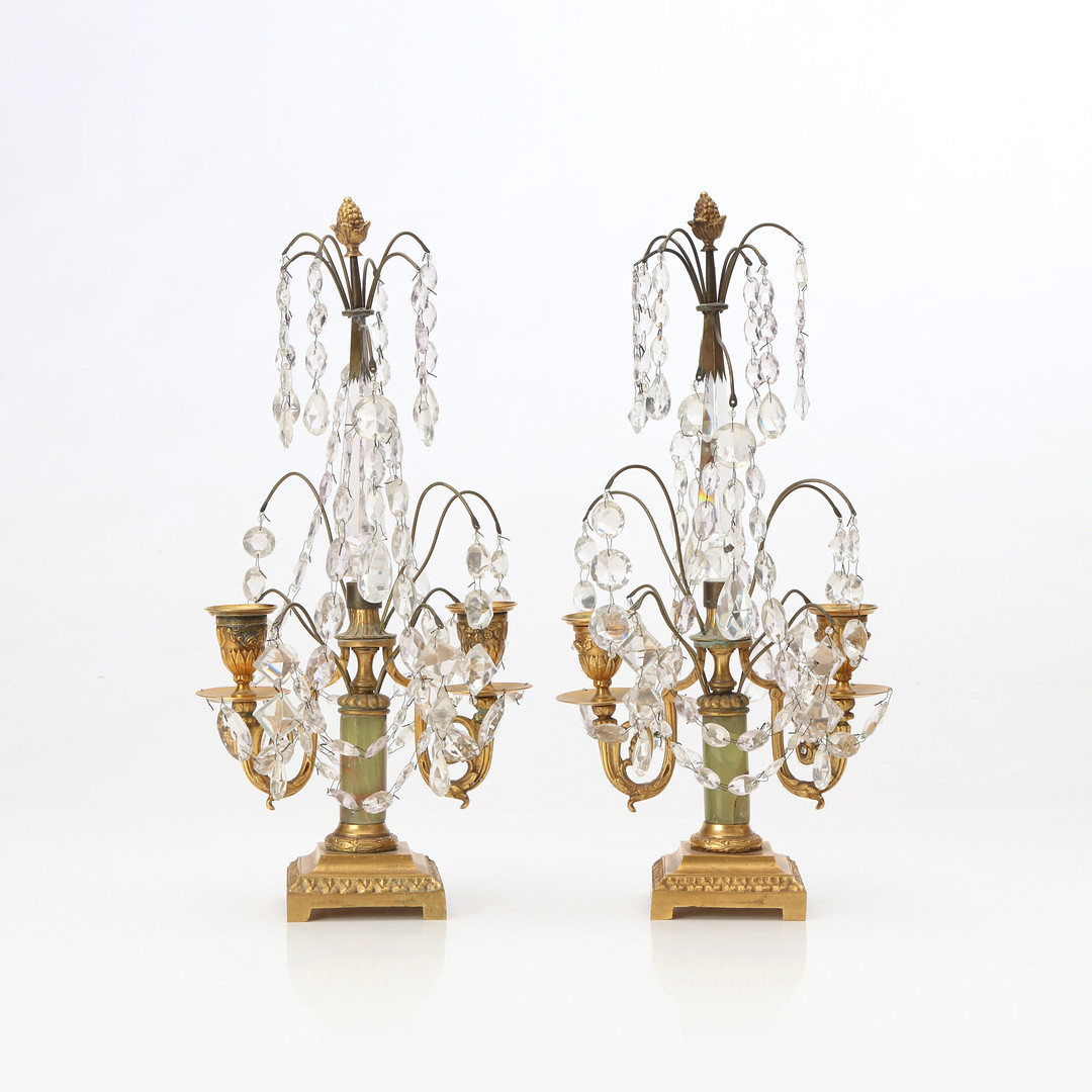 BORDSLYSTRAR, ETT PAR. Mässing med glasprismor. Gustaviansk stil, 1800-tal.
