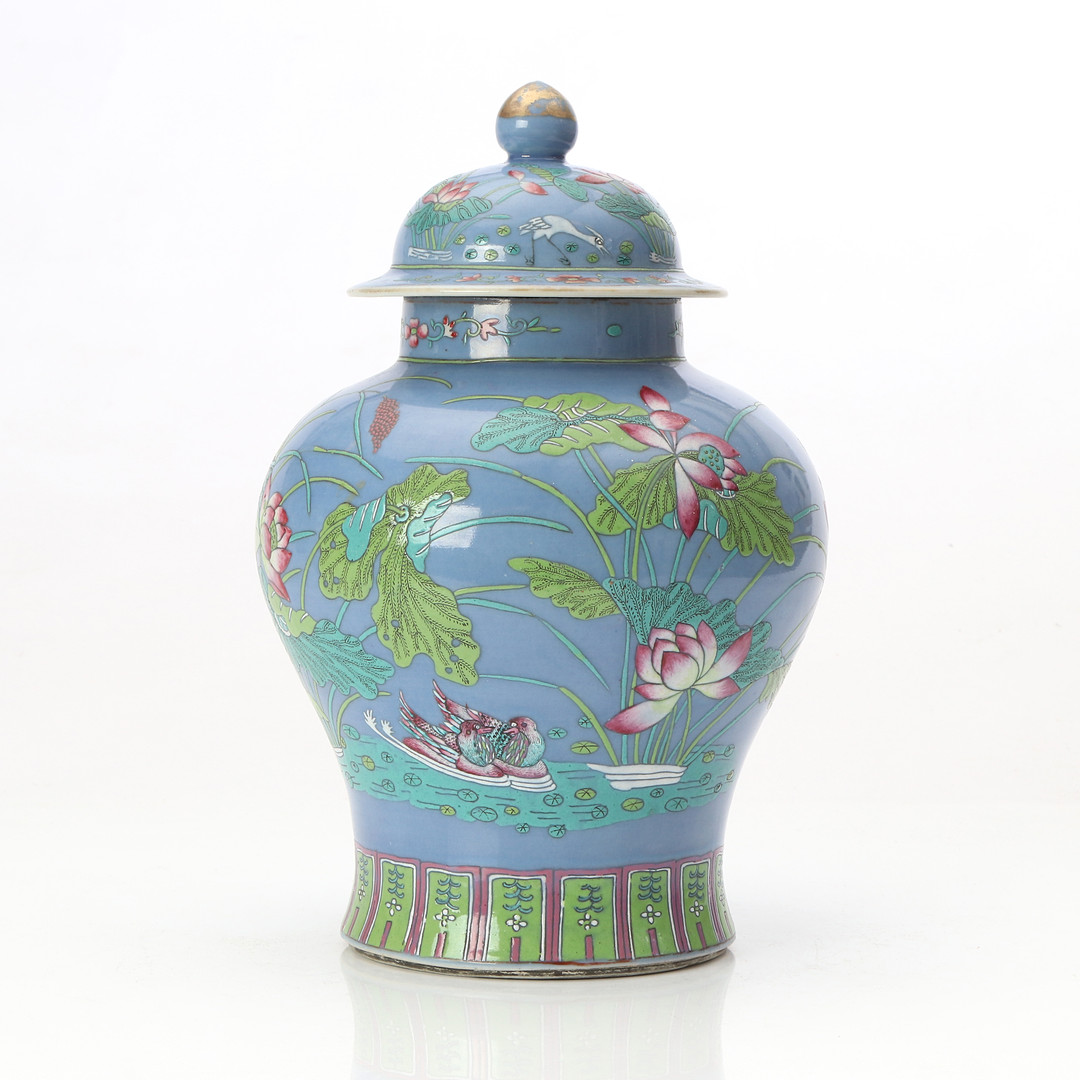 LOCKURNA. Porslin med polykrom dekor, märkt undertill. Kina, 1900-tal.
