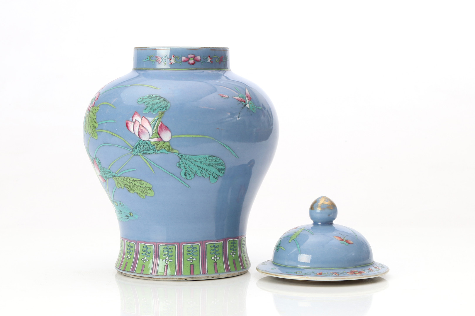 LOCKURNA. Porslin med polykrom dekor, märkt undertill. Kina, 1900-tal.