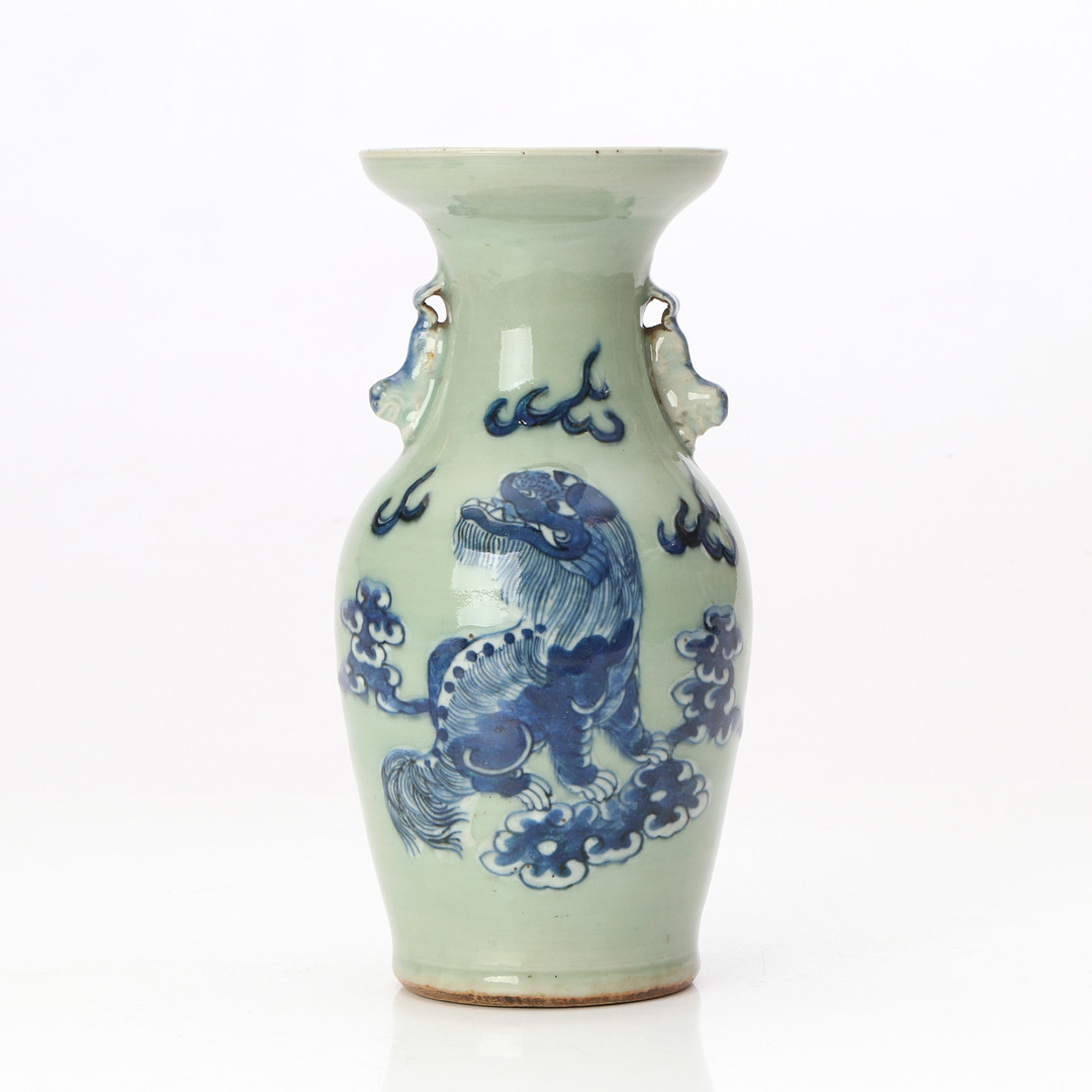 VAS. Porslin med dekor i blått mot celadonfond, bl.a. av fohund. Kina, 1800-tal.