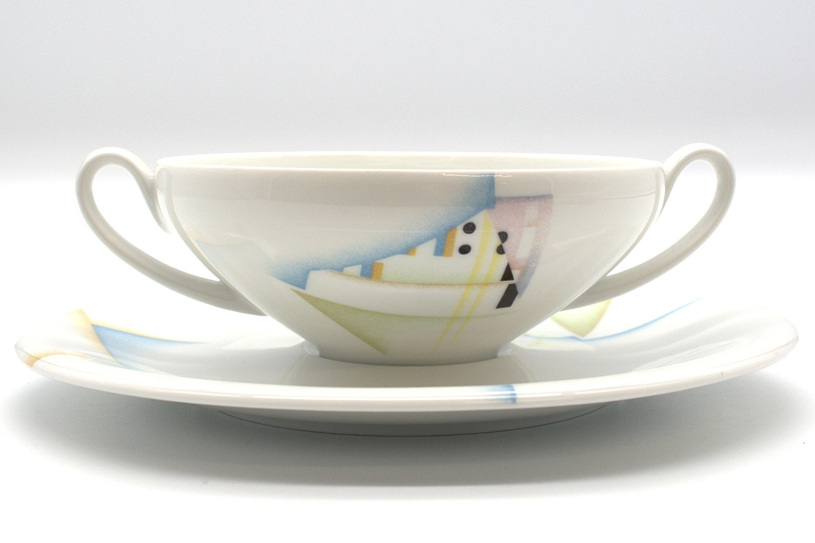 RICHARD GINORI. ITALIEN SUPPENTASSE MIT UNTERTASSE HANDBEMALT MIT MODERNESTISCHEN, GEOMETRISCHEN DESIGN.