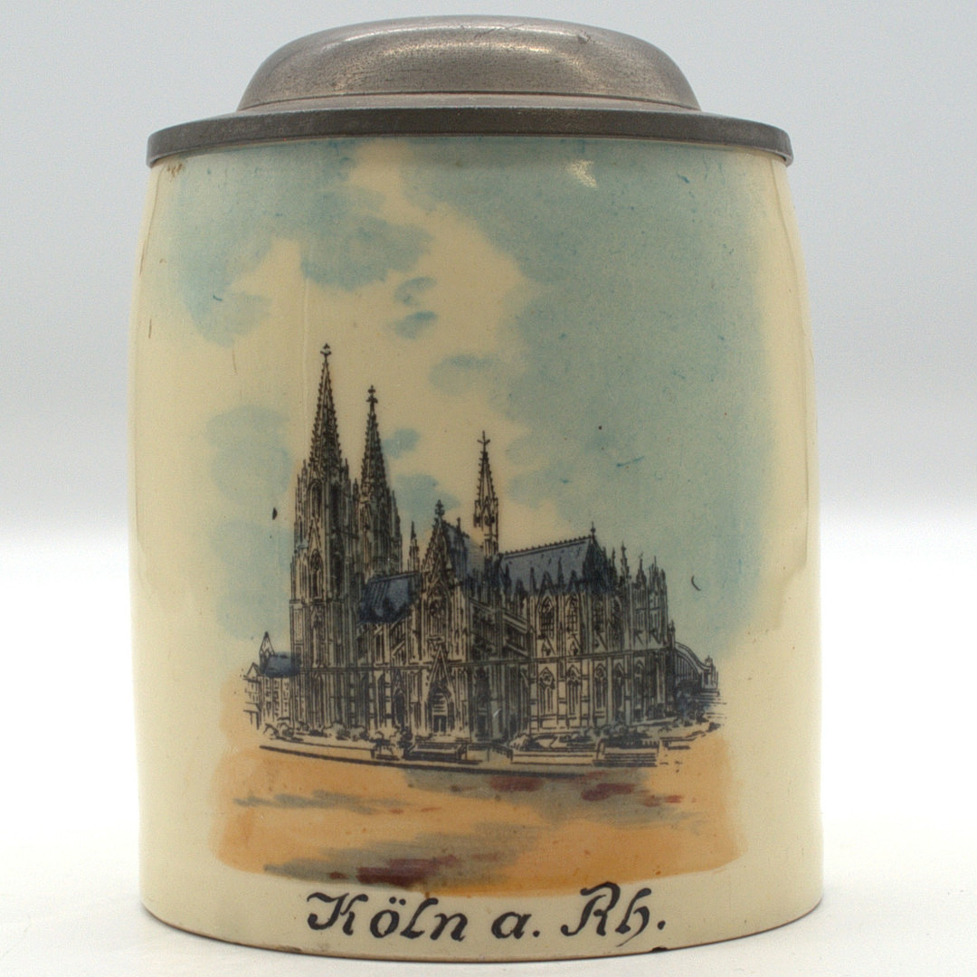 ANTIKER BIERKRUG AUS STEINZEUG UND ZINNDECKELFÜR 1/8 LITER MIT DARSTELLUNG DES KÖLNER DOMS.