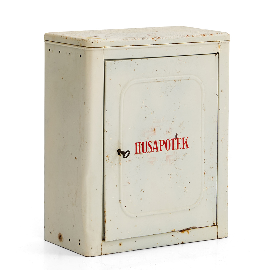 MEDICINSKÅP, "Husapotek'', målad plåt, 1900-talets mitt.