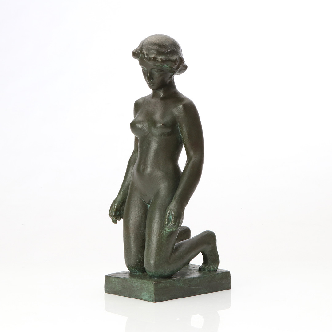 OIDENTIFIERAD KONSTNÄR, SIGNERAD NIC S, SKULPTUR. Patinerad brons. Kvinnofigur. J.N. Rosengrens Konstgjuteri, Limhamn.