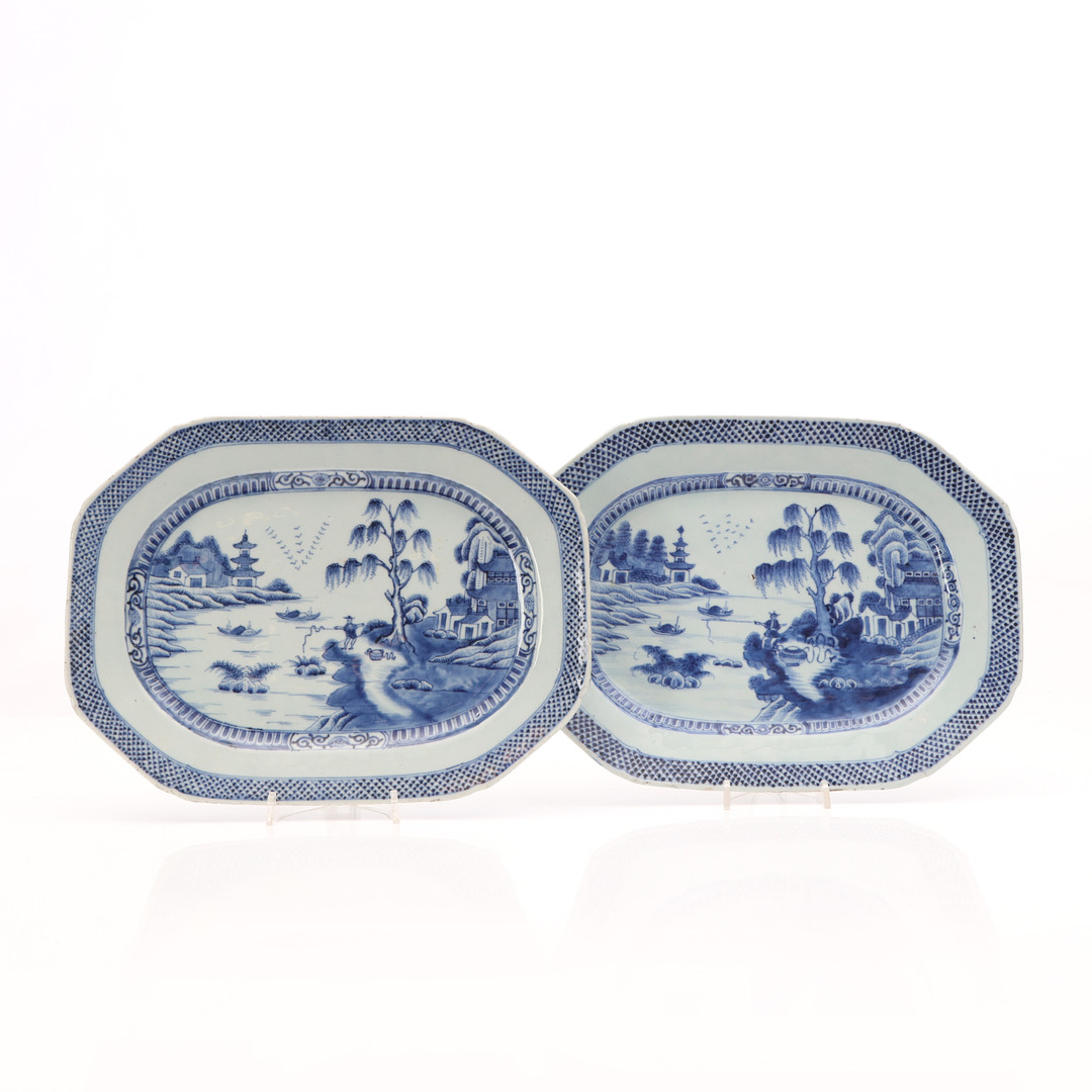 STEKFAT, ETT PAR. Porslin med blåvit dekor. Kina, 1800-tal.