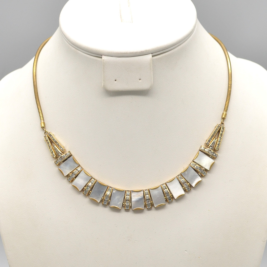SCHREIBER & HILLER. DOSO, DESIGNERCOLLIER, ART-DECO-STIL, PERLMUTT UND STRASSSTEINE, VERGOLDETE FASSUNG, DEUTSCHLAND (PFORZHEIM), UM 1940-1950.