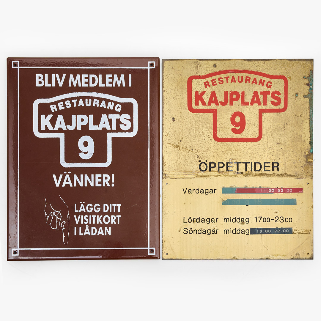 SKYLTAR, 2 st., "Restaurang Kajplats 9", emaljerad plåt och mässing, 1900-talets andra hälft.