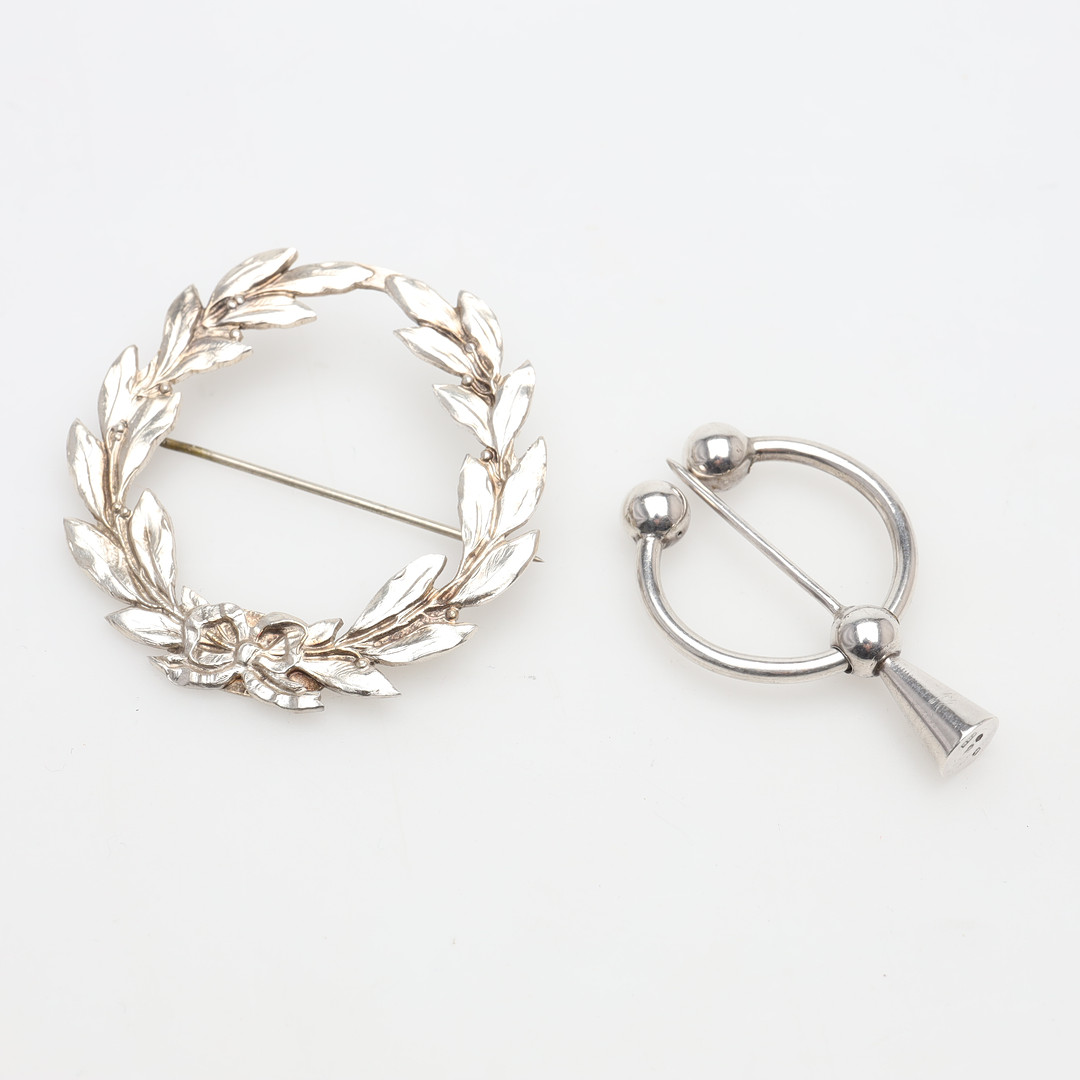 BROSCH, 2 stycken, silver, bruttovikt ca 14,7 gram.