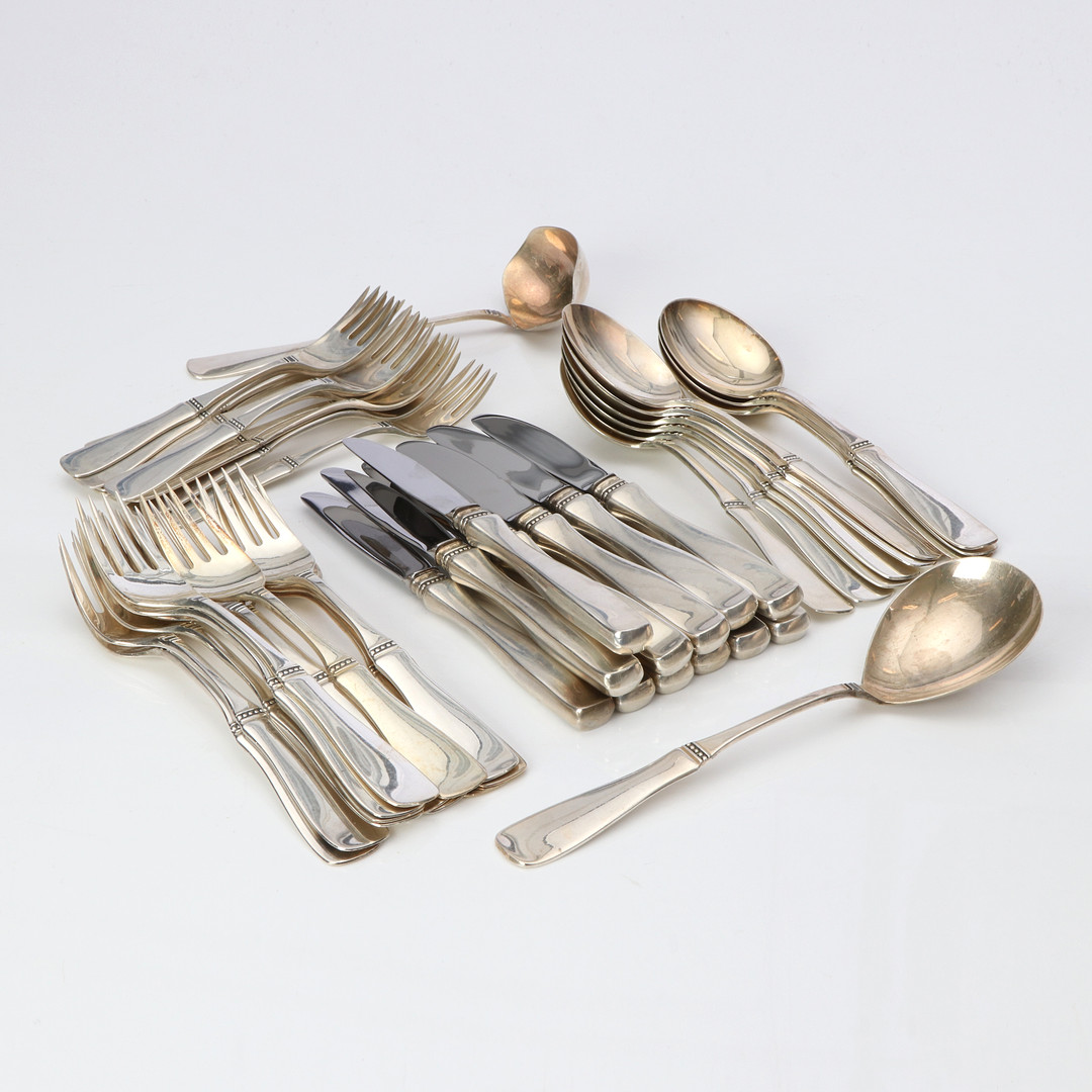 BESTICKUPPSÄTTNING, 47 DELAR. Silver. "Uppsala". Total vikt exklusive knivar ca 1495 gram.