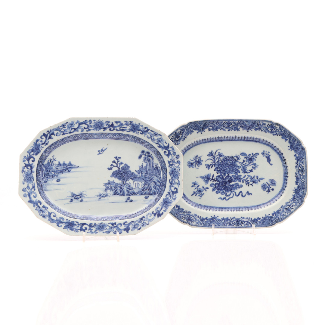 STEKFAT, TVÅ ST. Porslin med blåvit dekor. Kina, 17/1800-tal.