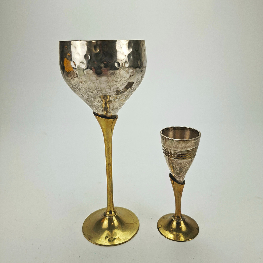 VINGLAS OCH SNAPPSGLAS, 18 delar, vit- och gulmetall, 1900-talets andra hälft.