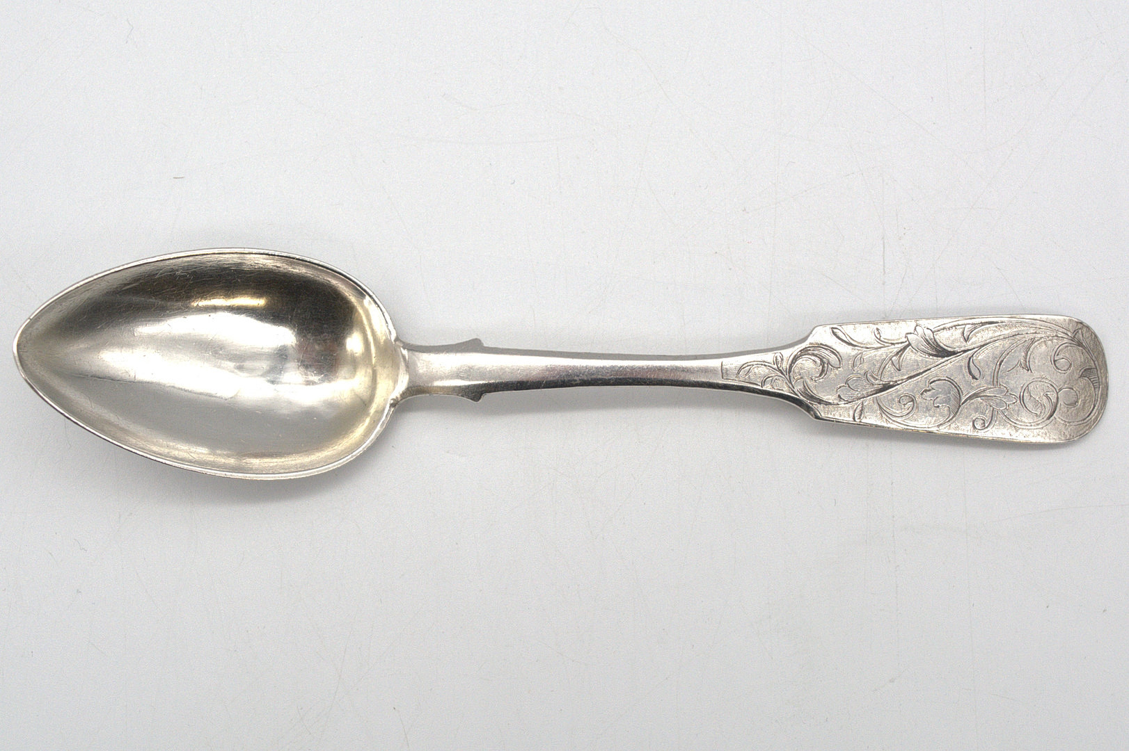 ANTIKER RUSSISCHER 875 SILBER/84 ZOLOTNIKI LÖFFEL MIT AUFWENDIGER ZISELIERUNG ,MOSKAU, DATIERT 1850.