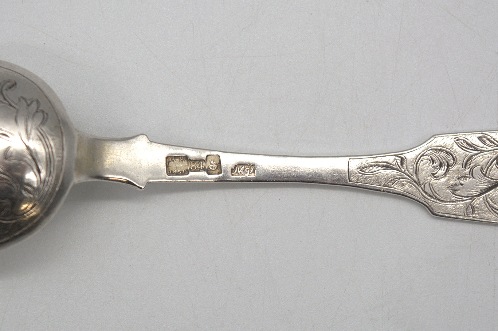 ANTIKER RUSSISCHER 875 SILBER/84 ZOLOTNIKI LÖFFEL MIT AUFWENDIGER ZISELIERUNG ,MOSKAU, DATIERT 1850.