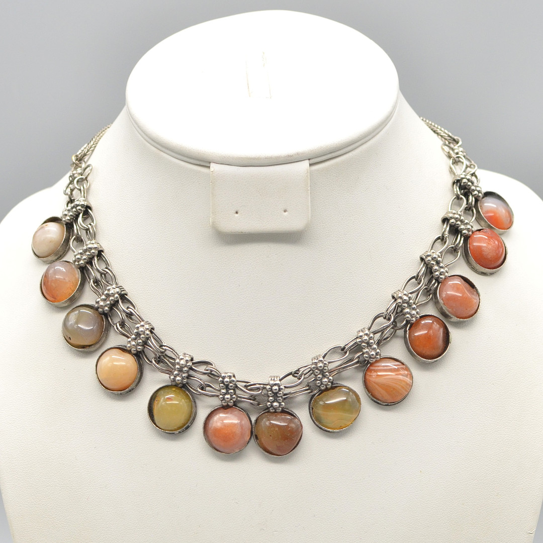 GLIEDERCOLLIER MIT KARNEOL-ACHAT-CABOCHONE, VERSILBERTES METALL, HANDGEMACHT, 20. JAHRHUNDERT.