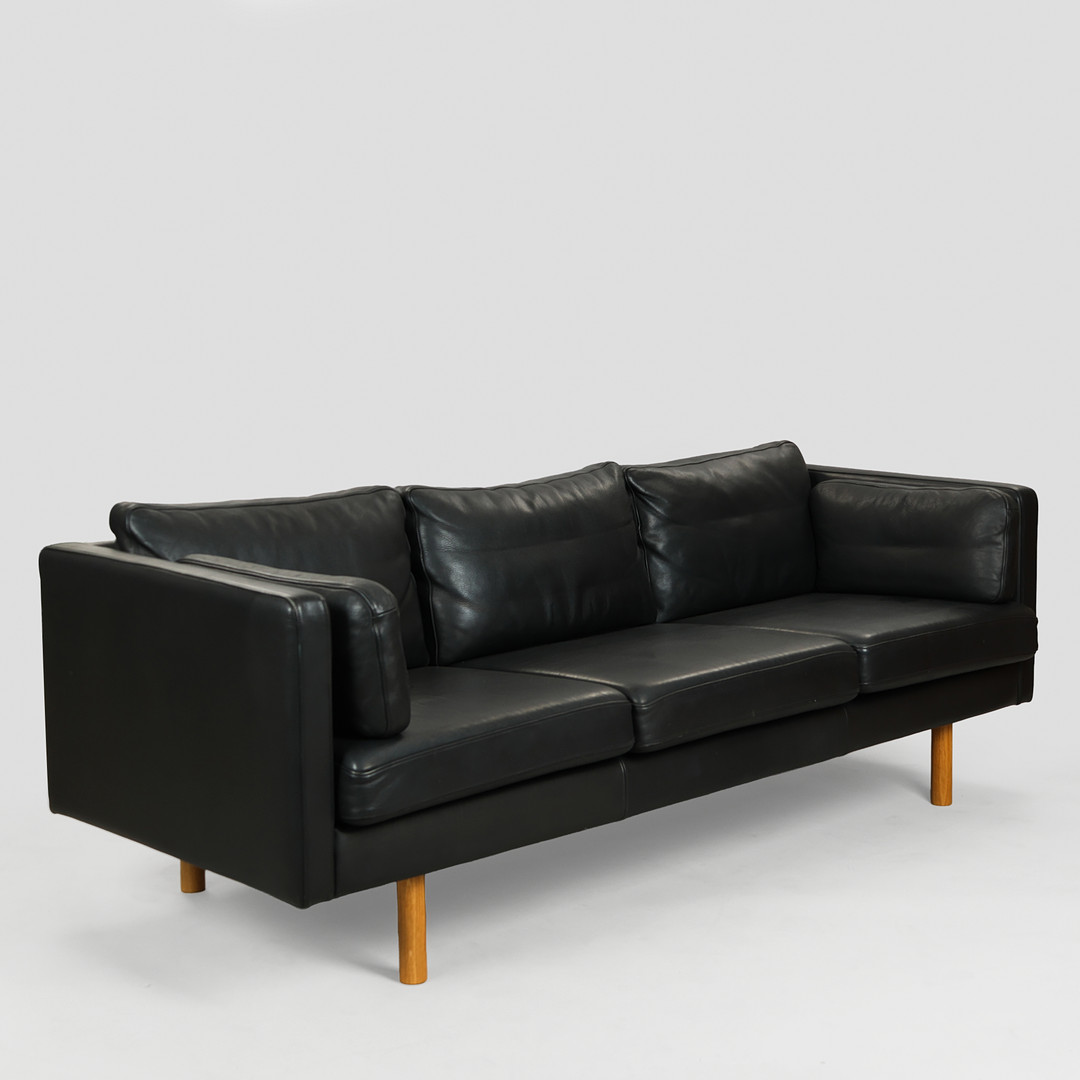 Tre-pers. kasseformet sofa betrukket med sort læder, Danmark 21. årh.