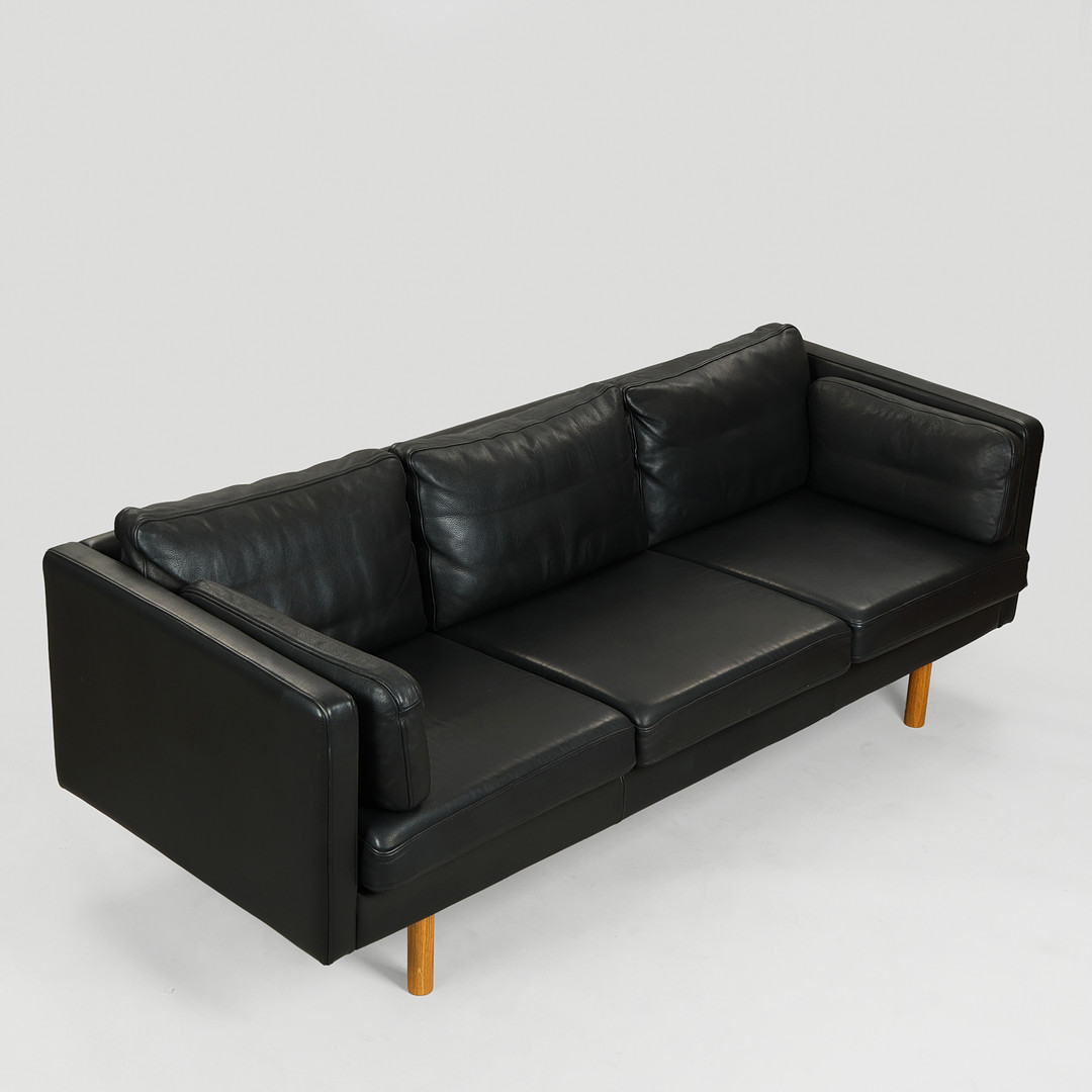 Tre-pers. kasseformet sofa betrukket med sort læder, Danmark 21. årh.