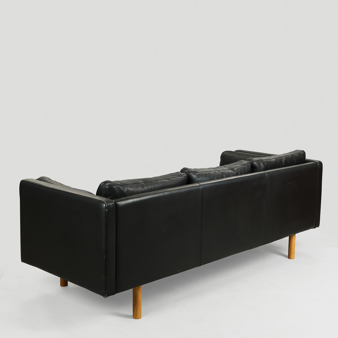 Tre-pers. kasseformet sofa betrukket med sort læder, Danmark 21. årh.