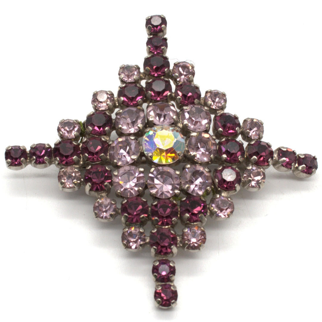 FRANZÖSISCHE STRASS BROSCHE MIT VIOLETTEN UND WEISSEN FARBSTEINEN UM CA. 1940.