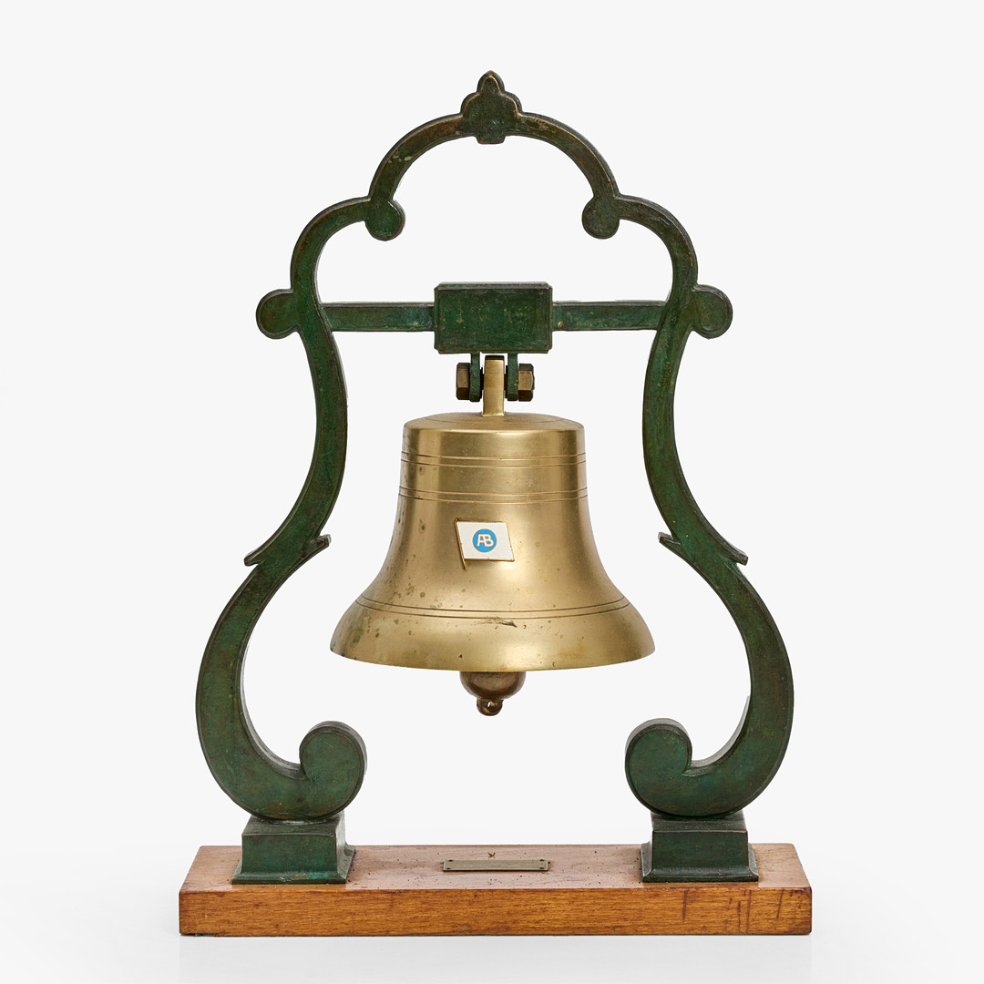 SKEPPSKLOCKA / MÄSSKLOCKA, 1900-talets första del, mässing, ställning i patinerad brons, på träsockel.