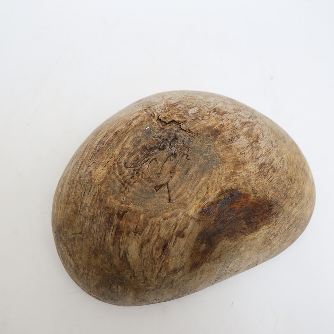 KNOTSKÅL, allmoge 1800-tal, med skurna bomärken och monogram.