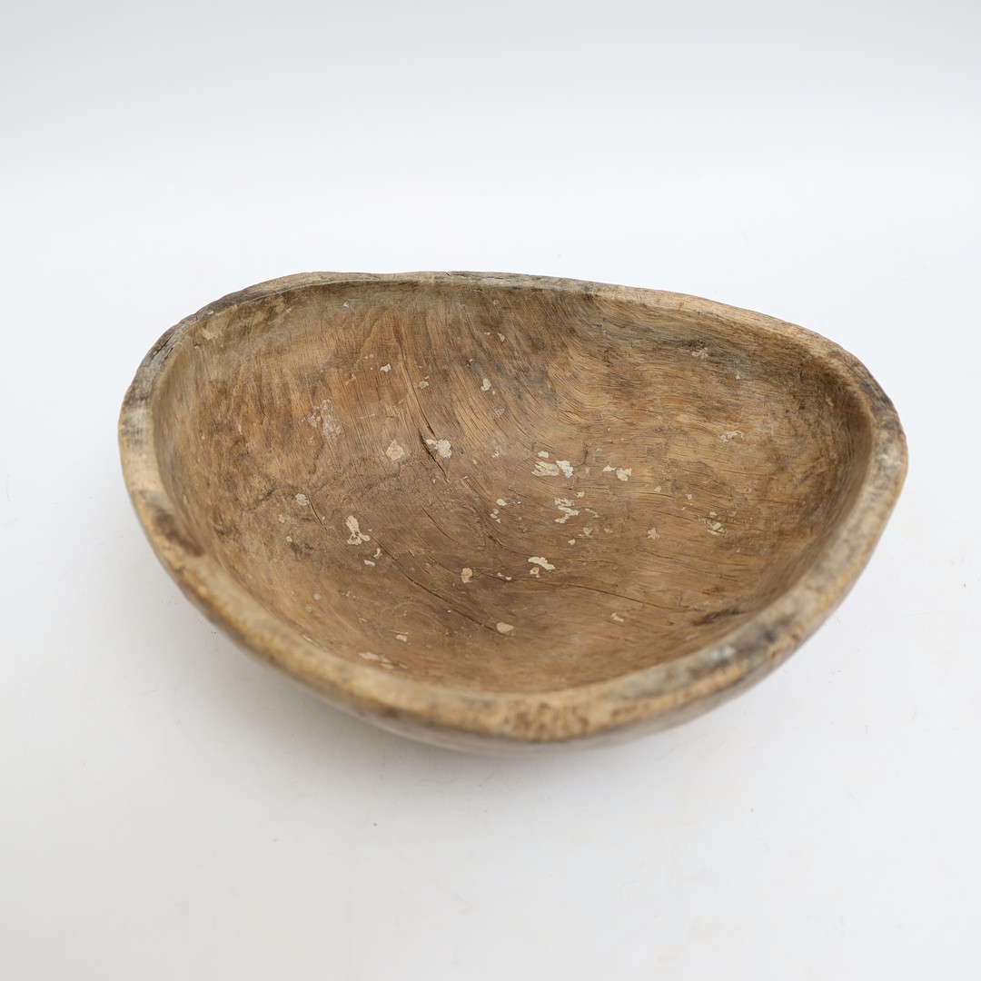 KNOTSKÅL, allmoge 1800-tal, med skurna bomärken och monogram.