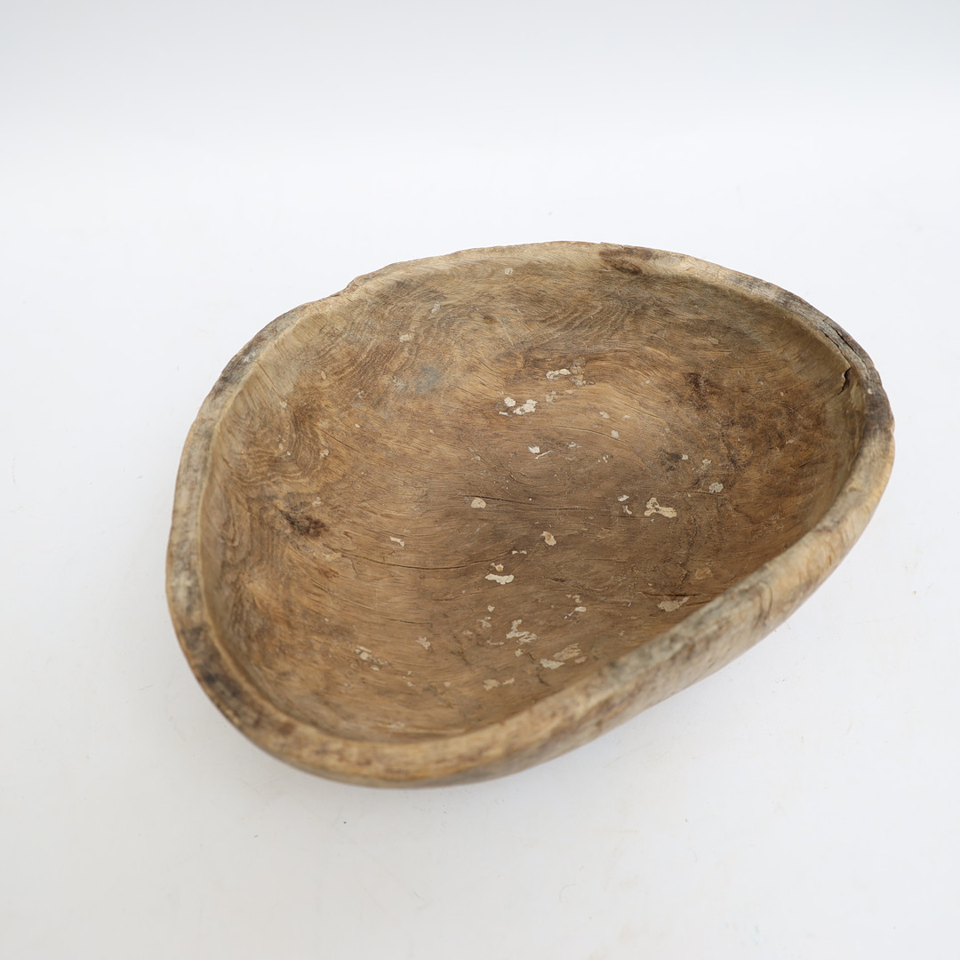 KNOTSKÅL, allmoge 1800-tal, med skurna bomärken och monogram.
