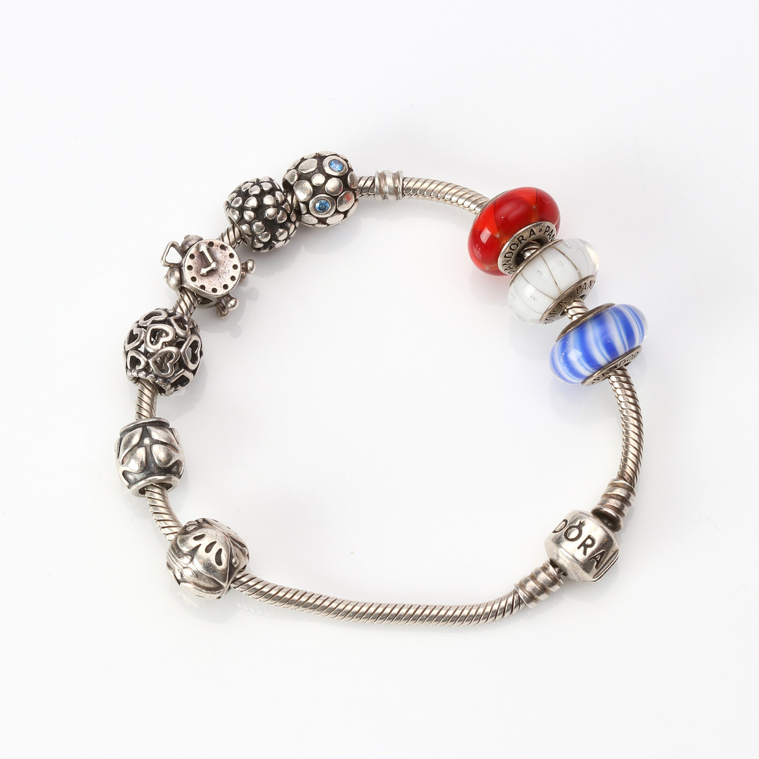 PANDORA, ARMBAND. Sterlingsilver med nio berlocker.