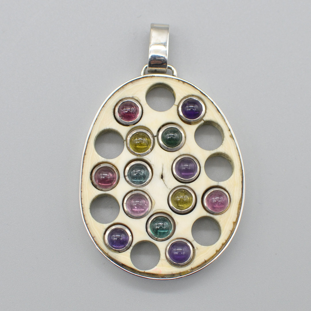 DESIGNERANHÄNGER, STERLINGSILBER - BEIN - FARBSTEINE, MITTE 20. JAHRHUNDERT.