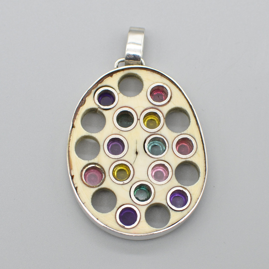 DESIGNERANHÄNGER, STERLINGSILBER - BEIN - FARBSTEINE, MITTE 20. JAHRHUNDERT.