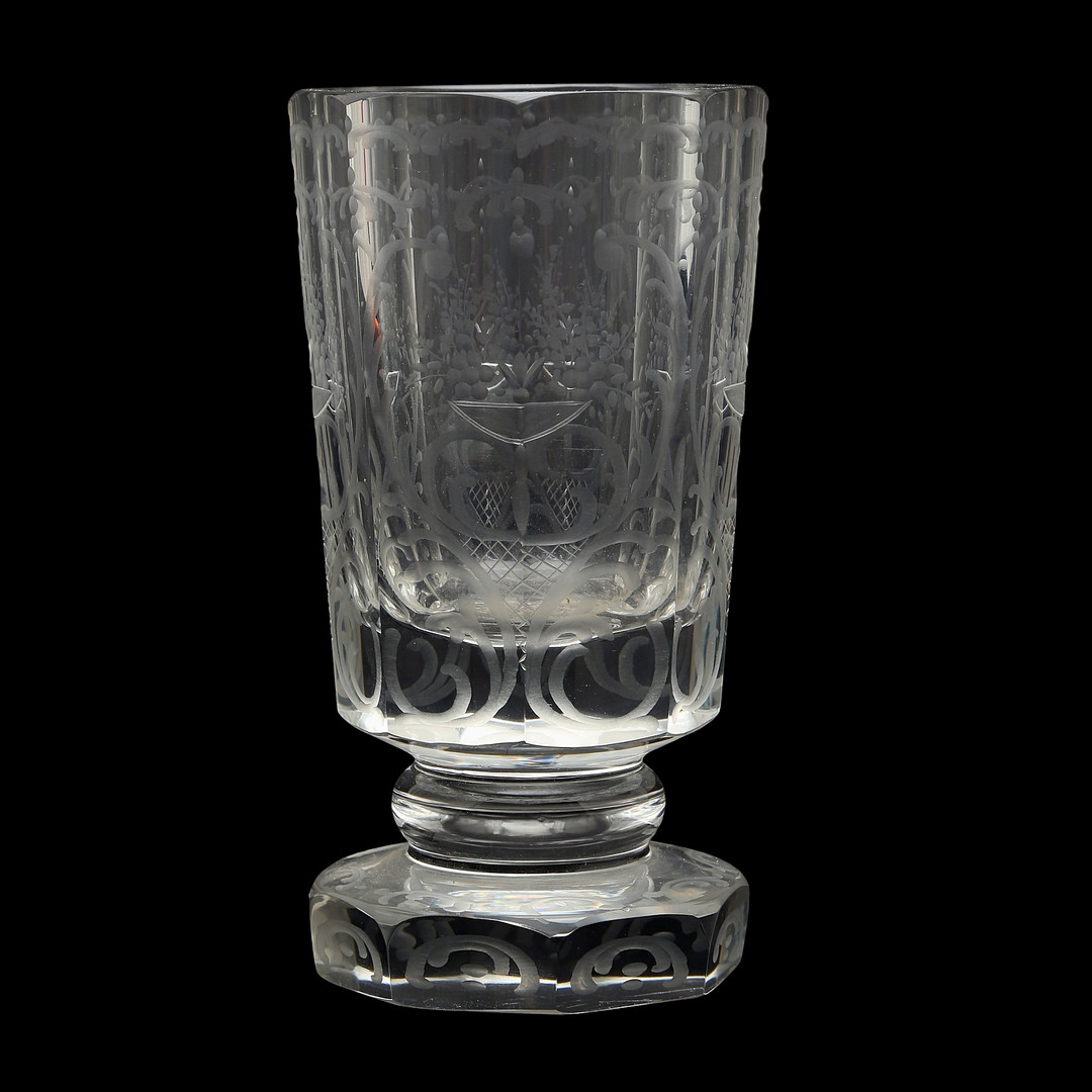Vaso con pie alemán o bohemio en cristal tallado y grabado, de la primera mitad del siglo XIX.
