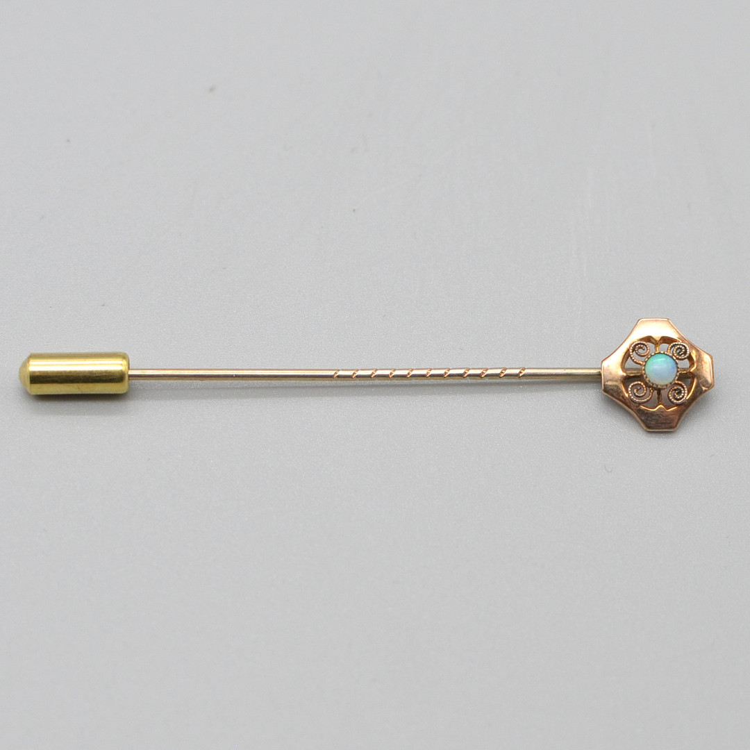JUGENDSTIL KRAWATTENNADEL, MIT KLEINEM OPAL, VERGOLDETER METALL, UM 1900.