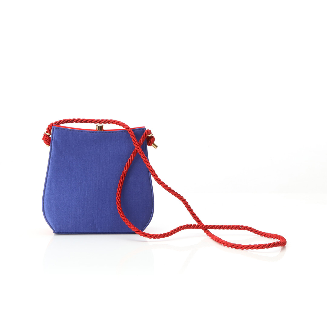 ESCADA, AFTONVÄSKA. Violett och röd textil med rött snoddband och guldfärgade detaljer.