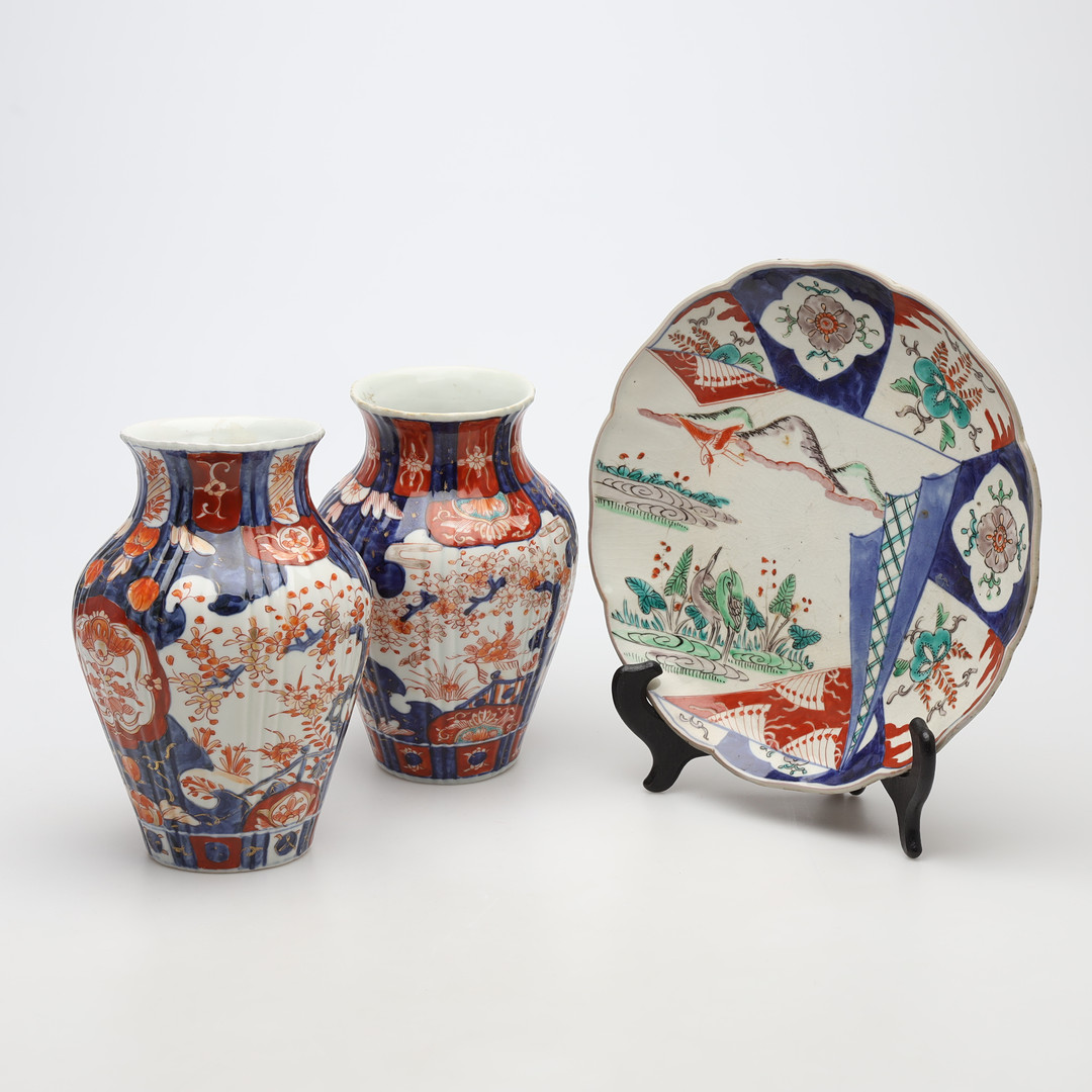 VASER samt FAT, 3 delar, keramik, Imari, Japan.