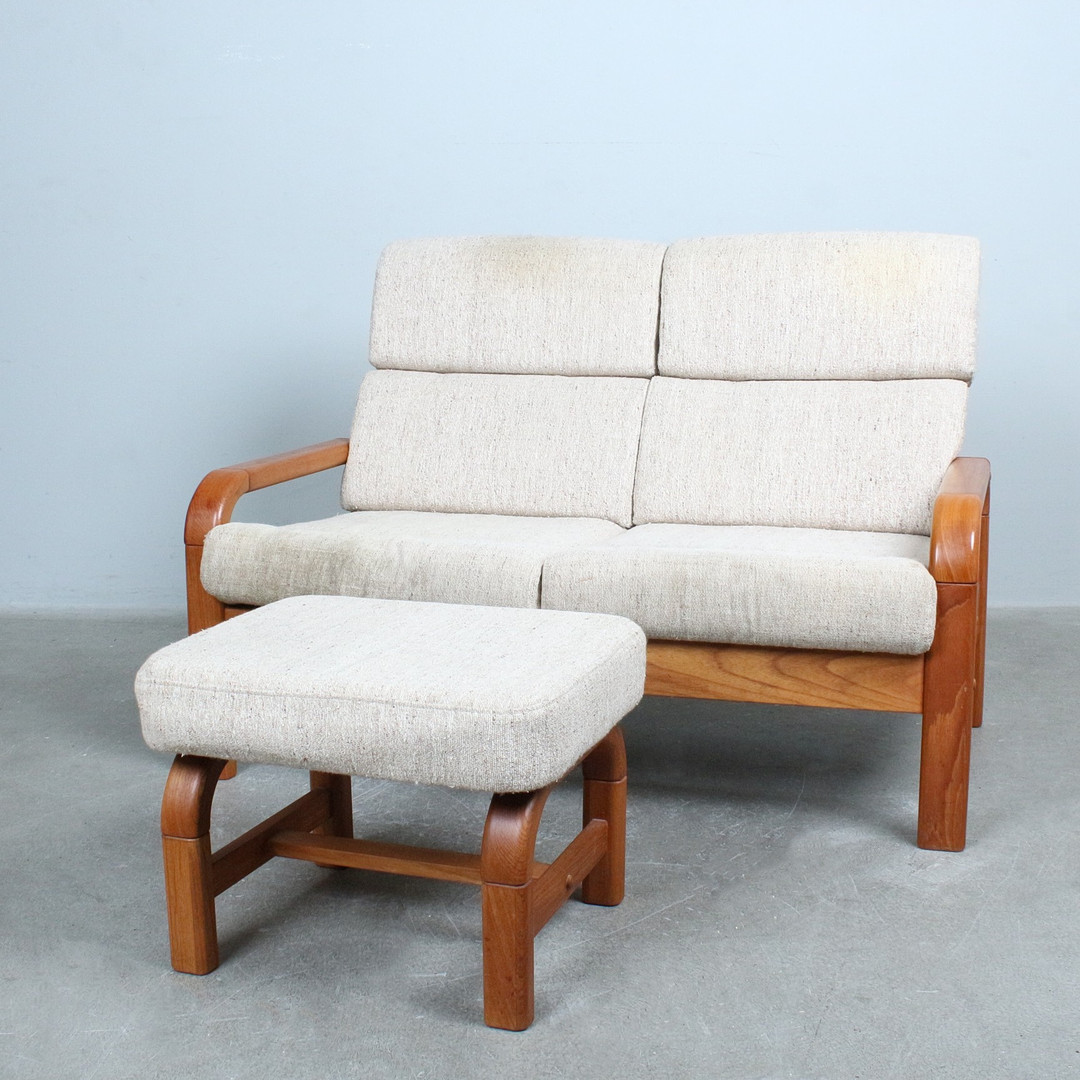 PREBEN SHOU. PREBEN SCHOU. Midcentury Zweiersitzer / Sofa mit Ottomane, Teak, Textil, 1960/70er Jahre, Dänemark.