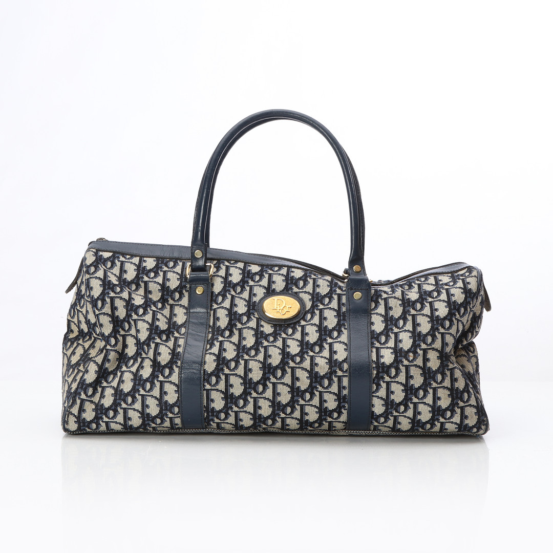 CHRISTIAN DIOR, VÄSKA. Overnightbag i monogramcanvas i blått med blå läderdetaljer och guldfärgade beslag.