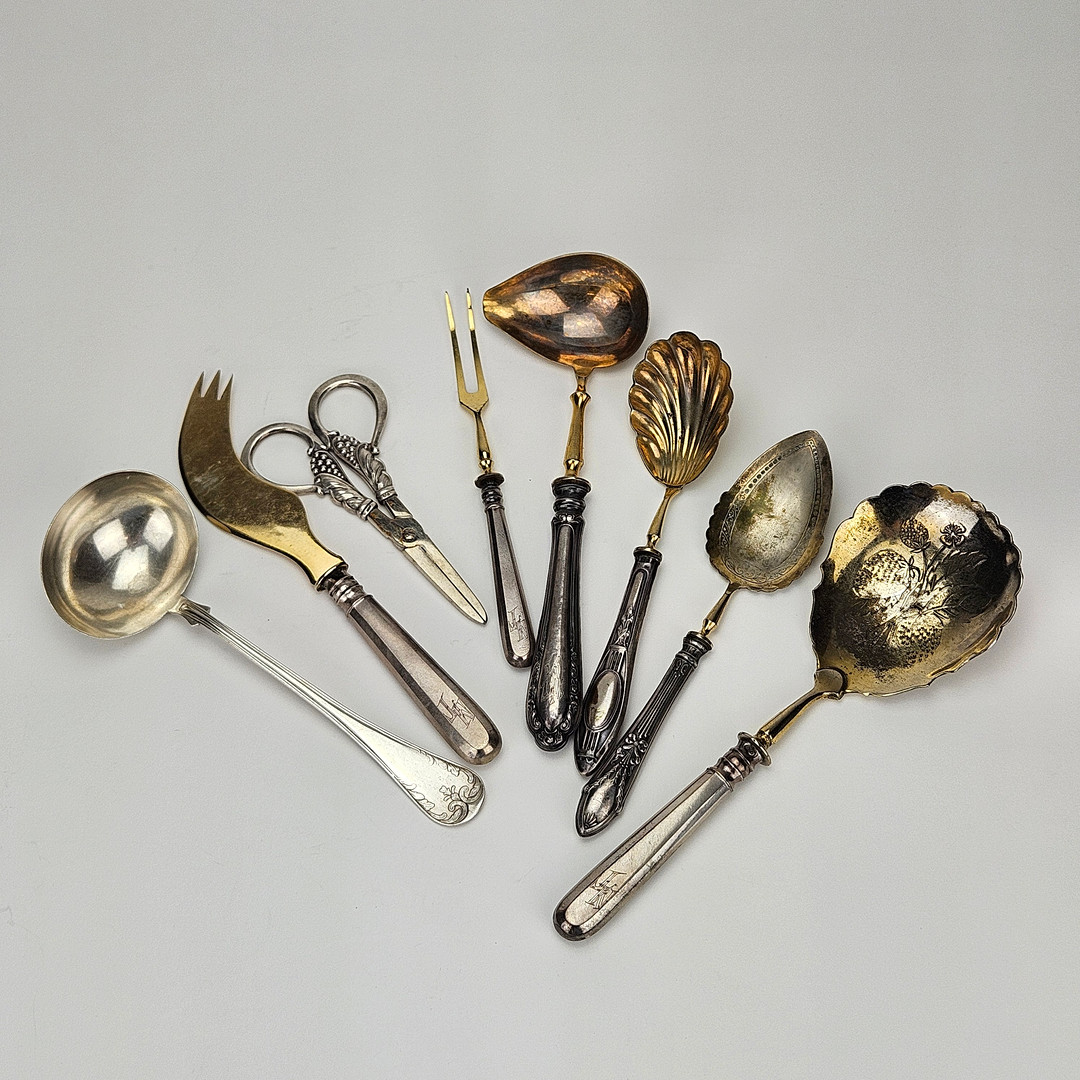 PARTI SERVERINGSBESTICK OCH DRUVSAX, silver, total vikt ca. 391 gram.