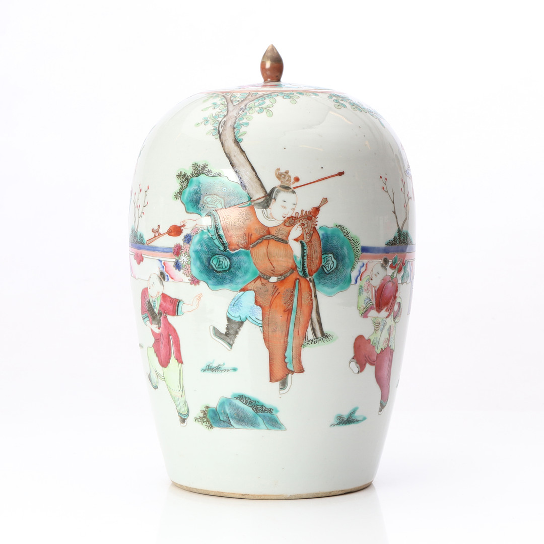 LOCKURNA. Porslin med polykrom dekor av figurer i trädgård. Kina, 18/1900-tal.