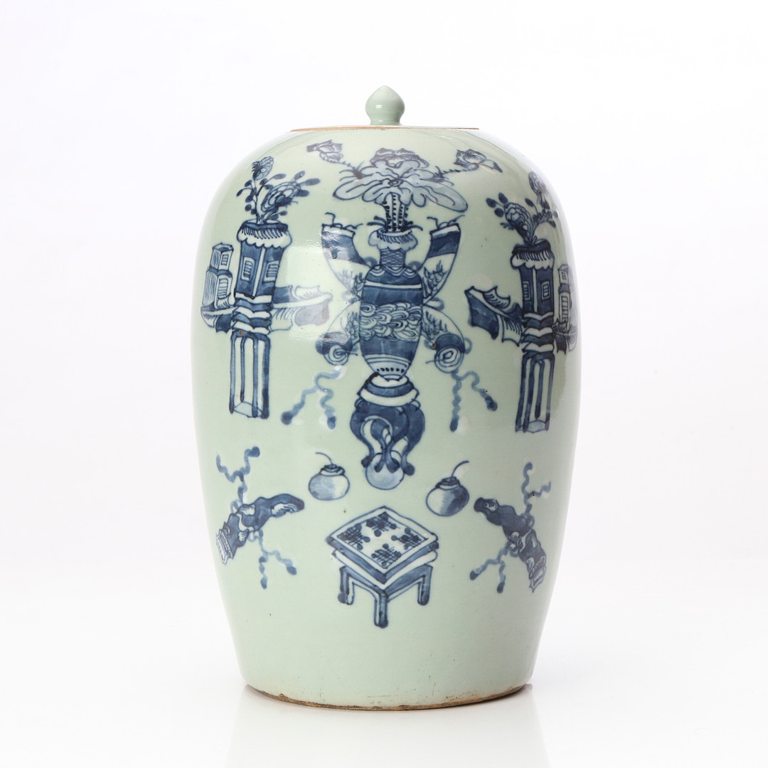 LOCKURNA. Porslin med dekor i blått mot celadonfond av antikviteter. Kina, 1800-tal.