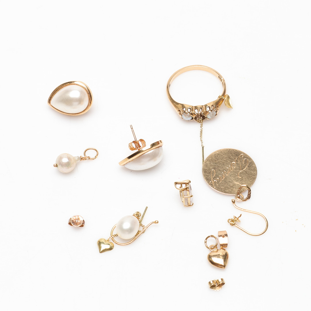 SKROTGULD, 18k guld, total vikt ca 9,1 gram, 8k guld, total vikt ca 1,1 gram.