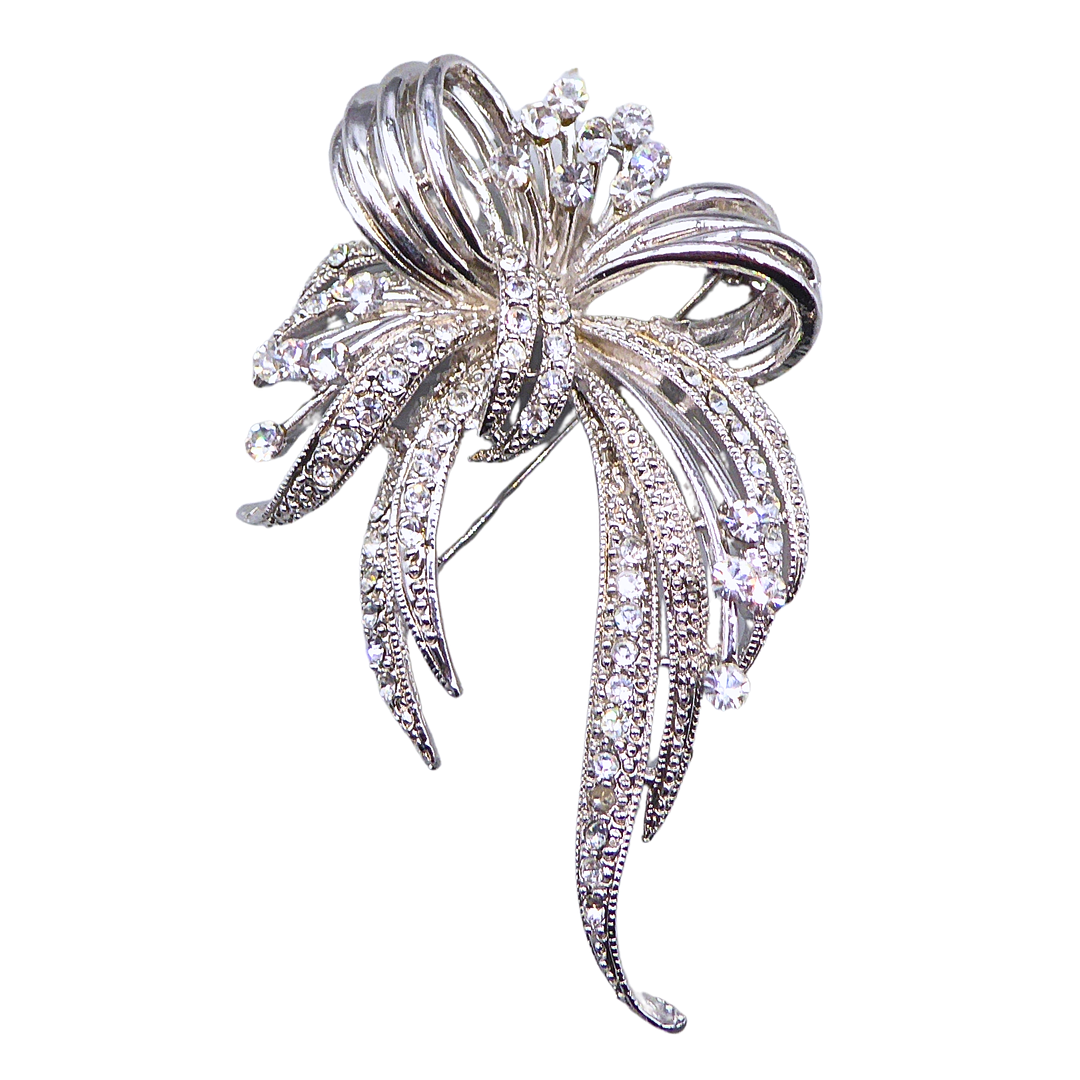 ELEGANTE SCHLEIFENBROSCHE MIT FLORALEM STRASSBESATZ.
