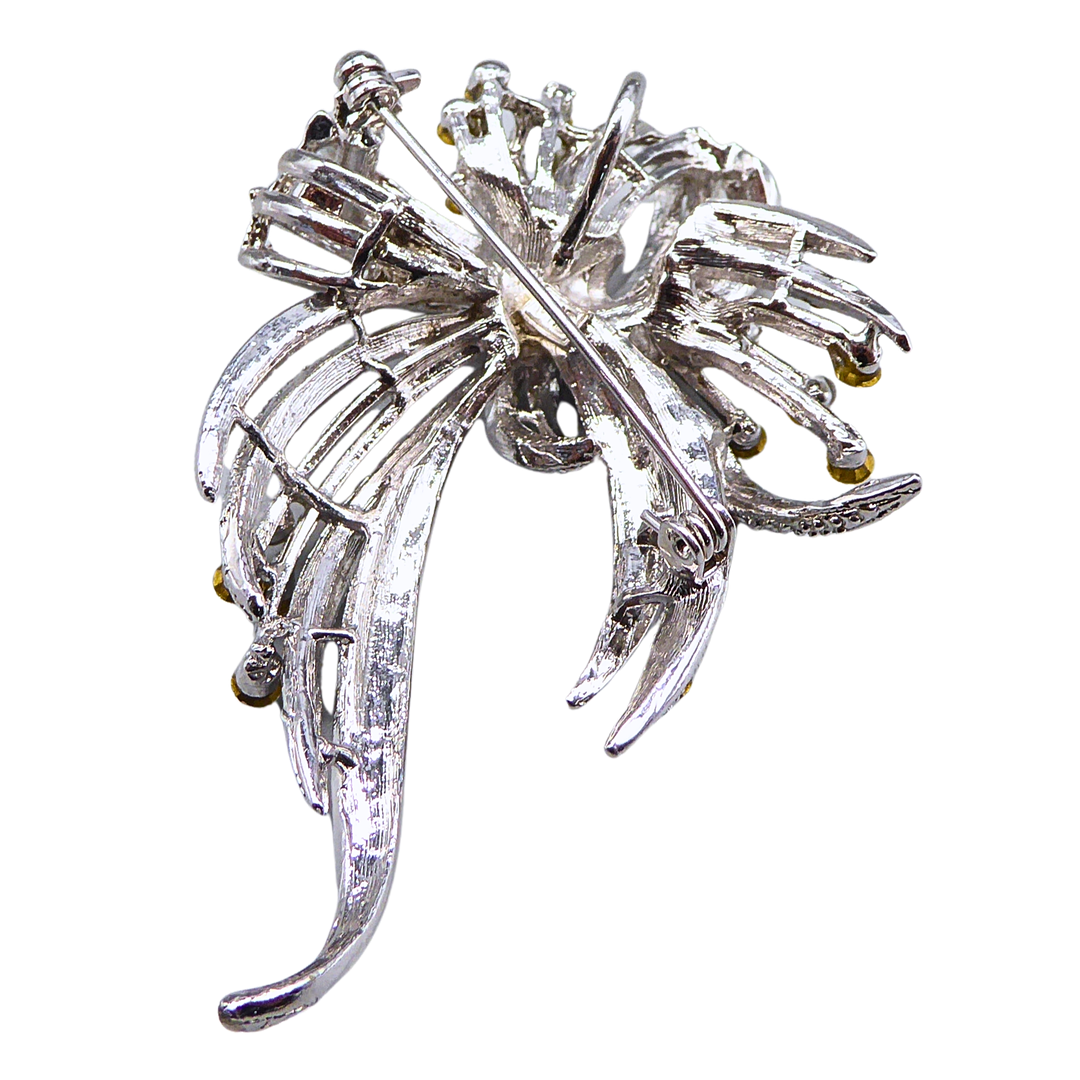 ELEGANTE SCHLEIFENBROSCHE MIT FLORALEM STRASSBESATZ.