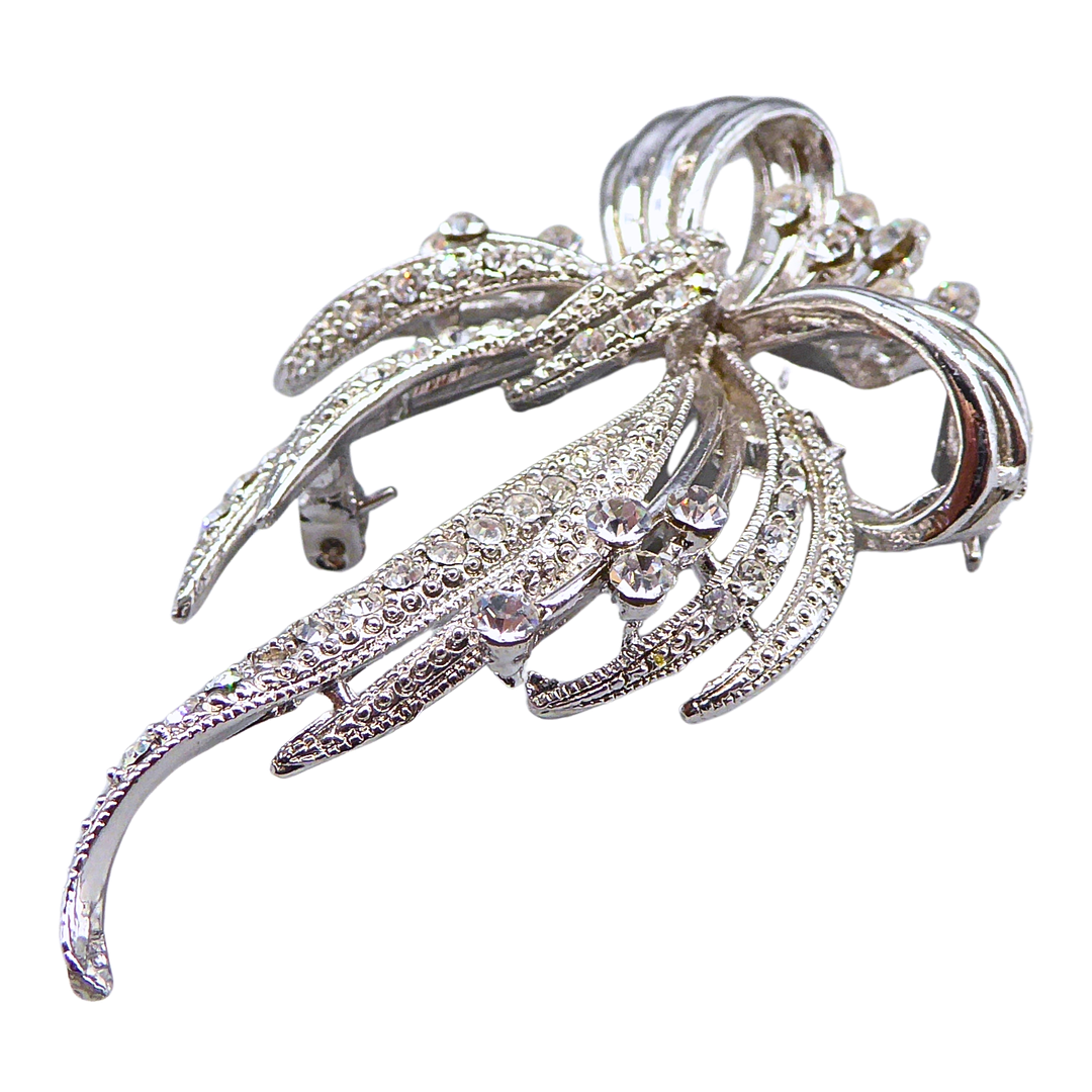 ELEGANTE SCHLEIFENBROSCHE MIT FLORALEM STRASSBESATZ.